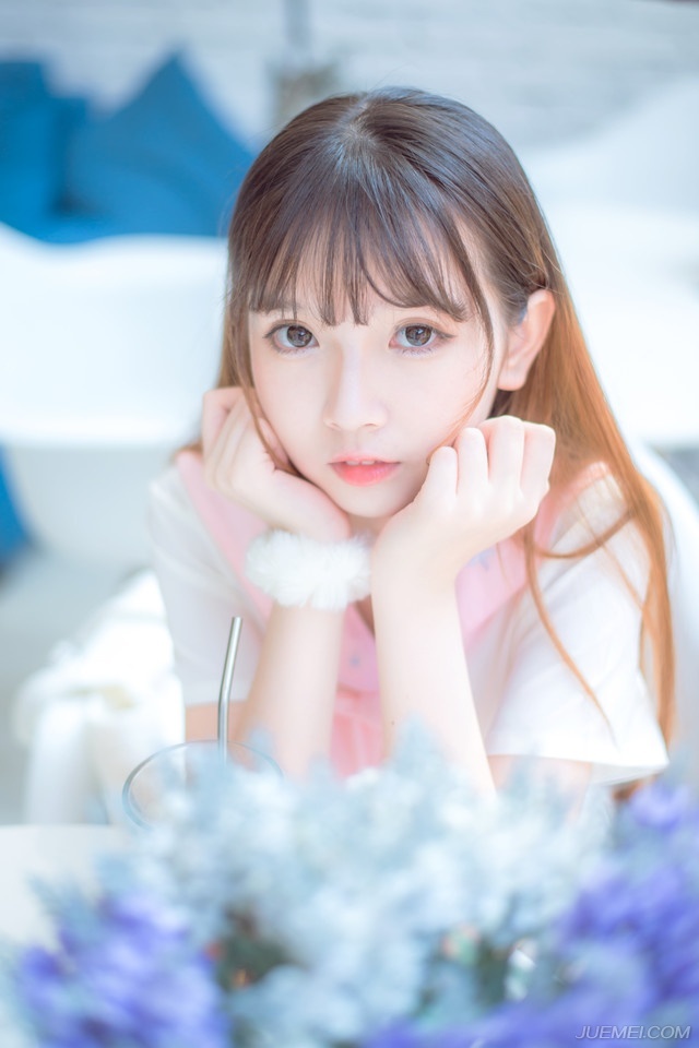 “久闻鹿门书院，凤雏之名，乃冠军侯座下首屈一指的谋士，今日一见，果然不同凡响，在下邓贤，见过士元先生。”邓贤看了看刘璝，又看了看卓扬，心中无奈的叹了口气，也罢，如今刘璋昏庸，军心动乱，已经没人愿意再为刘璋效命，吕布，或许也是个不错的选择。